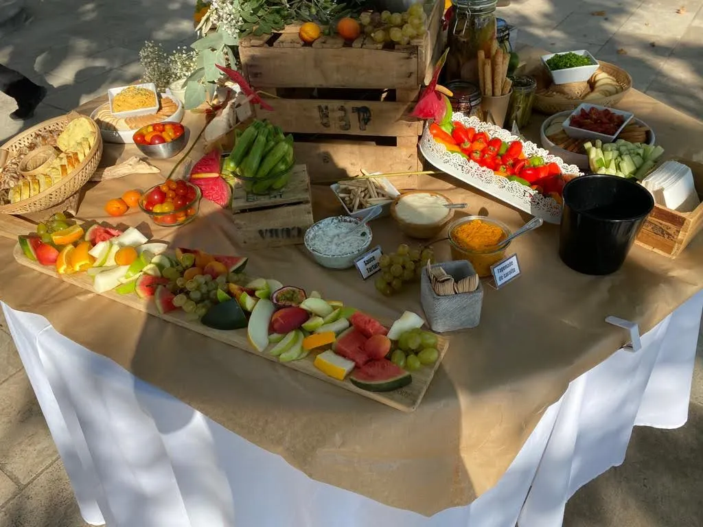 Table d'amuse-bouches pour cocktail événementiel - Traiteur Montpellier